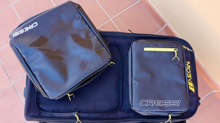 De buitentas kan worden afgeritst en met de schouderband als handbagage worden meegenomen.