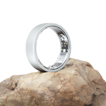 L'anello svizzero in titanio ha un design discreto e senza tempo.