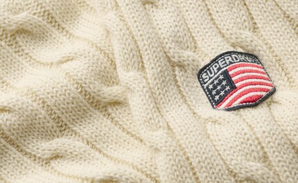 Das Zopfmuster und die Logo-Applikation im Detail.