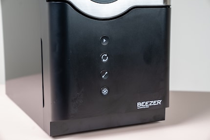 Einfache Bedienung mit vier Knöpfen.