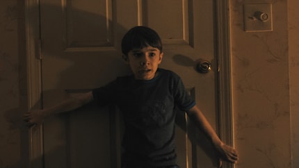 Seul le petit Alex (Cary Christopher) est resté de la troisième classe mystérieusement disparue.