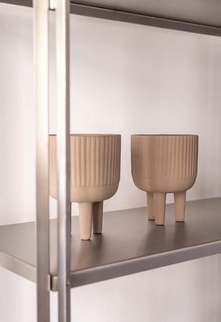 La texture de ces pots de plantes ressemble à celle des colonnes classiques.