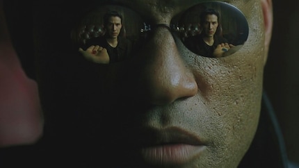 C’est Morpheus qui nous réveille pour la première fois : et si nous rêvions et que le monde autour de nous n’était qu’une façade ?