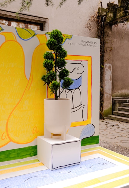 Chaque pot de plantes est en céramique émaillée mate.