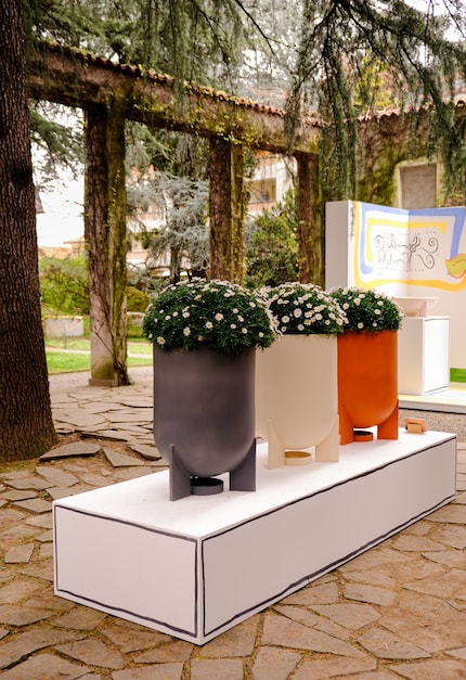 La collection est disponible via Monsturosos dans les couleurs sable, rouge brique et gris acier.