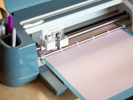 Se non stai utilizzando i materiali Smart» di Cricut, devi fissare il materiale di supporto su un tappetino.