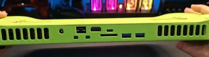 A l'arrière, outre les fentes de ventilation, on trouve diverses interfaces pour HDMI, USB-A, USB-C, l'alimentation et un lecteur de carte SD.
