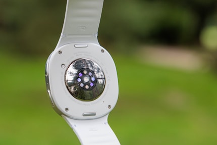 Les capteurs situés au dos de la Galaxy Watch 8 collectent différentes données. 