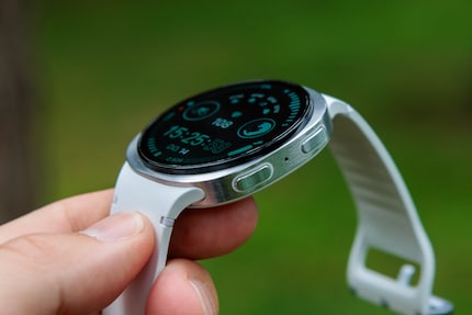 Les deux boutons de commande se trouvent sur le côté droit de la montre.