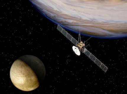 Concept of the Jupiter mission Juice | This illustration shows the ESA mission Juice, which will explore the icy moons of the giant planet Jupiter. It will investigate the water-ice armour of Ganymede, Europa and Callisto and also take a closer look at the volcanic moon Io. In addition, it will eventually enter an orbit around Ganymede, the largest moon in the solar system, and explore it in detail.