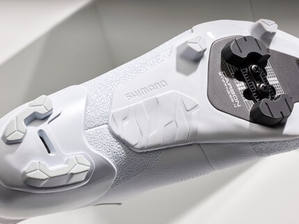 Les pontons de la nouvelle chaussure de gravel font partie des crampons eux-mêmes. 