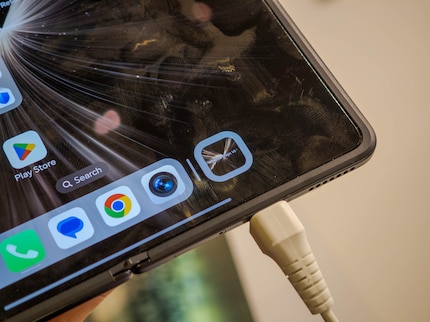 La charge se fait via USB-C ou sans fil avec la technologie de charge rapide propre à Honor.