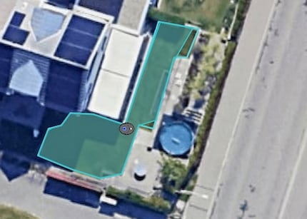 Auf einer Satellitenaufnahme aus Google Maps versuche ich die Rasenfläche zu markieren. Eigentlich sinnlos, wie ich aber erst später herausfinde. Immerhin: Du siehst jetzt in etwa die L-Form der Rasenfläche bei mir im Test.