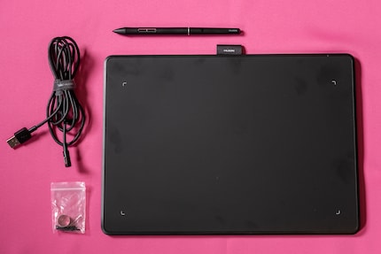 Huion include la penna, le punte di ricambio e il cavo con il dispositivo.