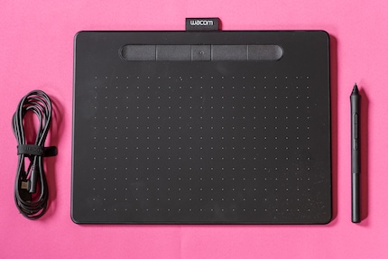 Il contenuto minimo della confezione: tablet, stilo e cavo. Tuttavia, ci sono anche delle punte di ricambio nascoste nello stilo.