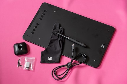 XP-Pen include molti accessori con il tablet.