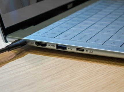 À l'exception de la prise casque, toutes les interfaces se trouvent sur le côté gauche.