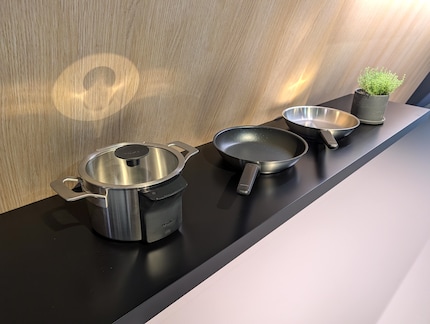 Les poêles et casseroles proviennent du fabricant suisse Kuhn Rikon.