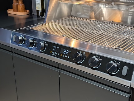 Le barbecue chauffe automatiquement dans quatre zones à la température souhaitée.