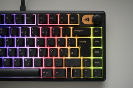 Lampeggia e si illumina, ma solo molto debolmente a causa delle scritte sui keycap.