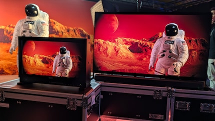 À gauche, l’écran de référence professionnel de 40 000 à 50 000 francs, la référence en matière de correction des couleurs hollywoodiennes. À droite, le Bravia 9 de Sony, qui reproduit cette image de manière étonnamment proche pour beaucoup moins cher et en diagonale XXL.