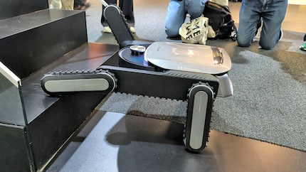 Le robot pose d'abord les deux chenilles de devant sur l'escalier.