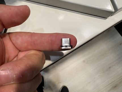 Il piccolo dongle deve essere inserito nella porta USB-C dei tuoi AirPods Max.