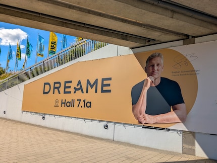 En sortant du RER pour se rendre au salon, Dreame présente son nouvel ambassadeur de marque.