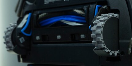 Die Gummiräder lassen den Saugroboter ohne Unterbruch oder Ruckeln über die Schwellen steigen. 