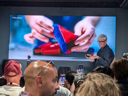 James Dyson présente des nouveautés et presque personne ne l'écoute.