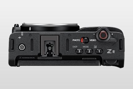 Ci sono tre pulsanti programmabili e una leva per lo zoom nella parte superiore. Questo ti permette di controllare gli obiettivi power zoom e anche di zoomare digitalmente grazie alla risoluzione 6K.