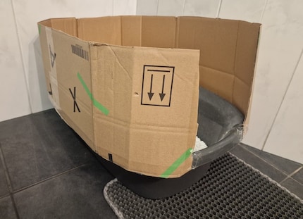 Le carton Galaxus a dû faire office de mur de toilettes. Sexy, n’est-il pas ?