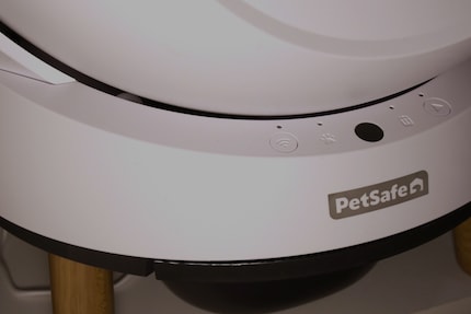 En y regardant de plus près, c’est la fente sous la boule qui pose problème : la puanteur provient du tiroir des toilettes.