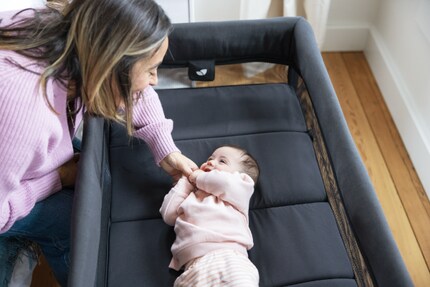 Pour les bébés, vous utilisez la cape Bassinet.