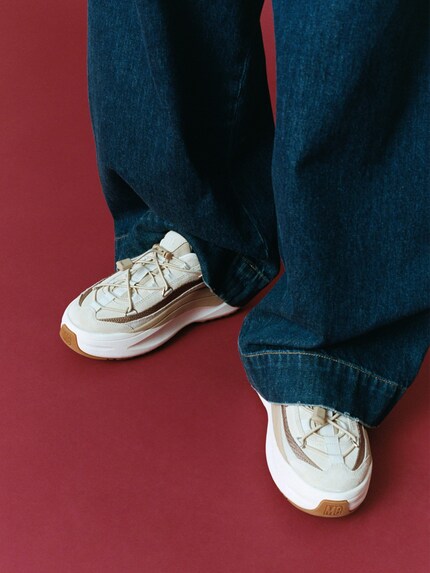 La Moon247 Xlace avec un jean baggy.
