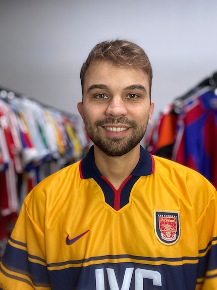 Leon Rademaker gère une boutique où les fans peuvent trouver leurs anciens maillots préférés.
