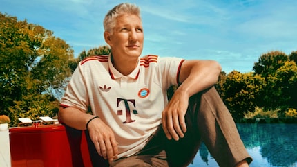 La légende du club Bastian Schweinsteiger a présenté en tant que modèle le maillot rétro du FC Bayern pour la saison 2024/2025.