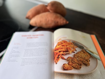 Schnitzel con patatine - un classico. Ma qui nella «fantasiosa versione» con patate dolci e impanatura al parmigiano