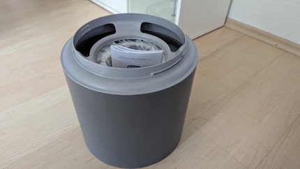 Der Eimer wird demontiert und kompakt ausgeliefert.