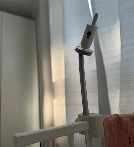 Penso che il morsetto e il supporto siano fantastici perché posso fissare la telecamera direttamente al letto.