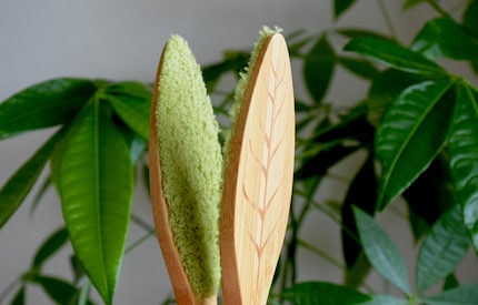 The tongs are made of bamboo on the outside and microfibre material on the inside.
