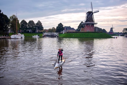 Lors du tour de ville en SUP-11 devant les moulins à vent de Dokkum.