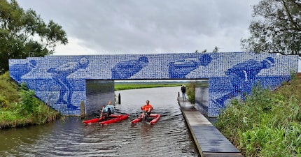 Le pont est aussi un monument, la mosaïque est composée de portraits de coureurs de la Elfstedentocht.