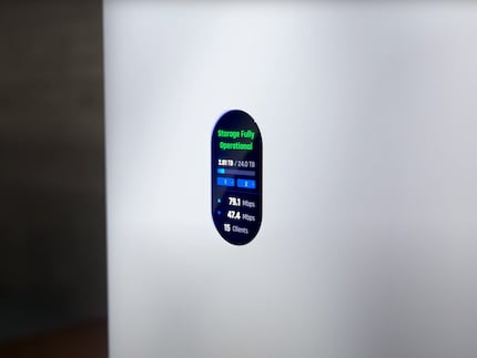 L'écran d'information sur la face avant.