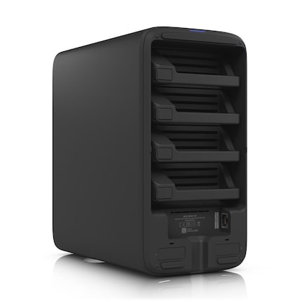 UNAS 4 peut accueillir quatre disques durs et deux disques SSD.