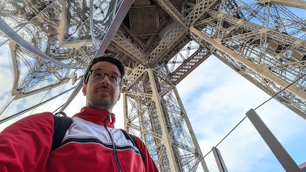 Sous la Tour Eiffel.
