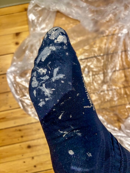 Heureusement que j'ai mis de vieilles chaussettes pour peindre.