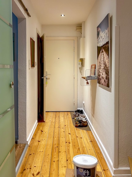 Le couloir avant : tous les murs sont blancs.