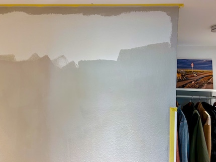 Oups. La première couche de peinture est presque terminée. Tu vois que la peinture ne s'étale pas uniformément.