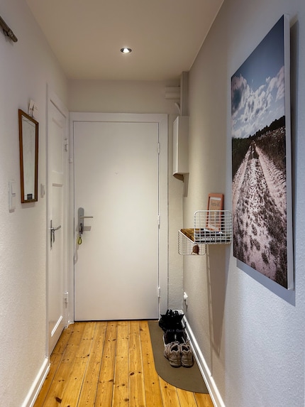 Le couloir après : le mur de droite est gris Architect's-Delight. J'ai ensuite peint les portes en blanc.
